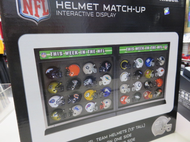 NFLのミニレプリカヘルメットがたくさん再入荷してます！ミニチュアヘルメットとショーケースの豪華なセットもあります～！人気のアイテムです☆ - 新宿店  アメフトブログ | セレクションブログ